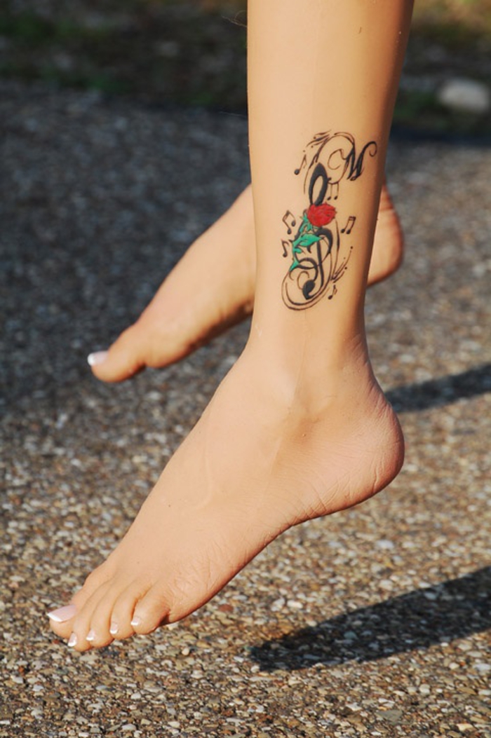 tatuaje en el tobillo, motivos de tatuajes femeninos, notas musicales, notas, tatuaje de la pierna