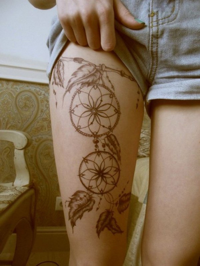 tatuaje en el muslo, atrapasueños, tatuajes de piernas, tatuajes para mujeres