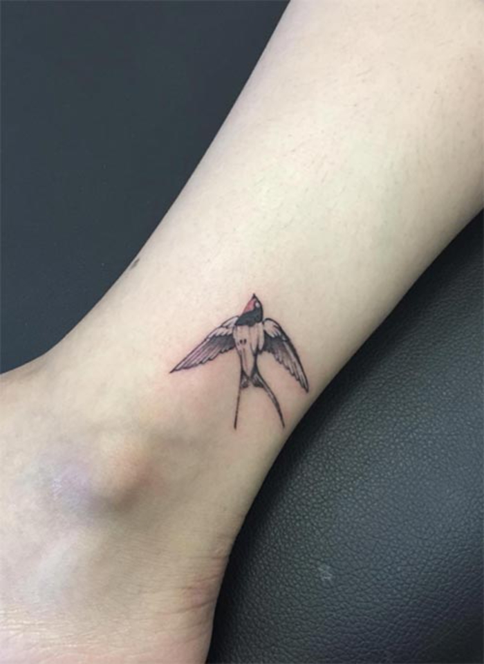 tatuaje en el tobillo, tragar, tatuaje de la pierna, motivos del tatuaje para las mujeres