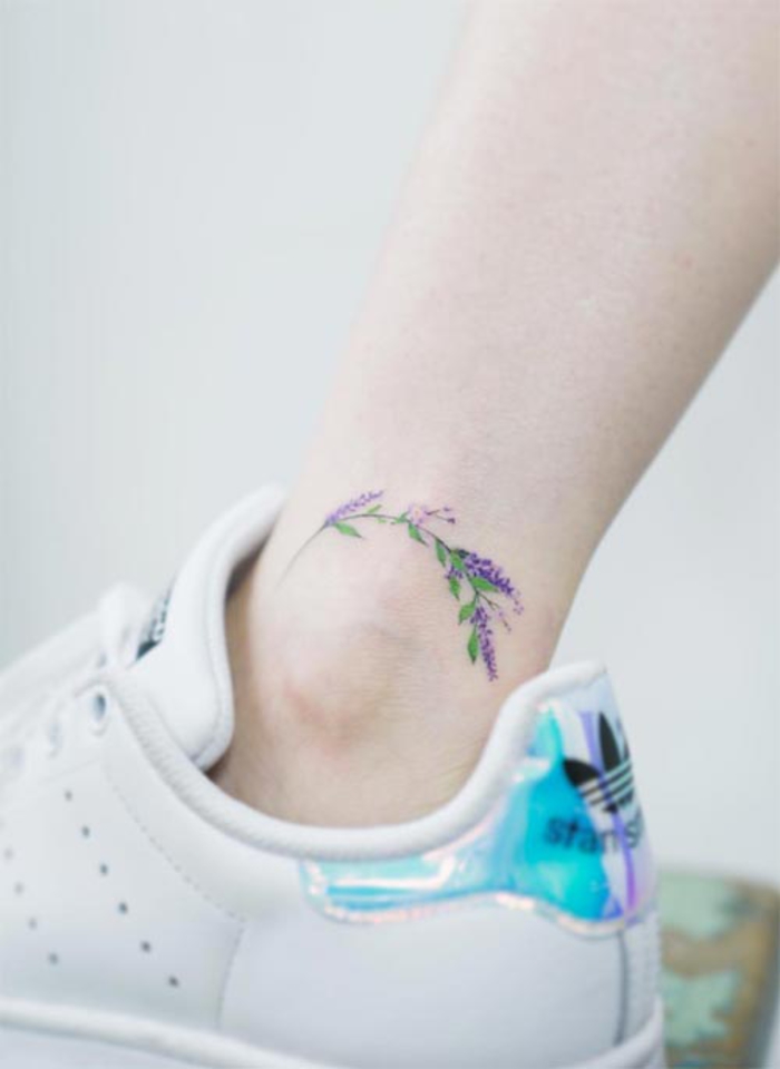 tatuaje en el tobillo, lavanda, púrpura y verde, tatuaje de la pierna, motivos del tatuaje para las mujeres