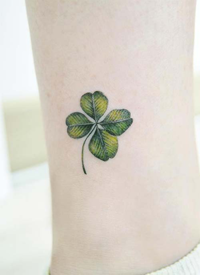 tatuaje en el tobillo, trébol de cuatro hojas, verde, motivos de tatuajes para mujeres