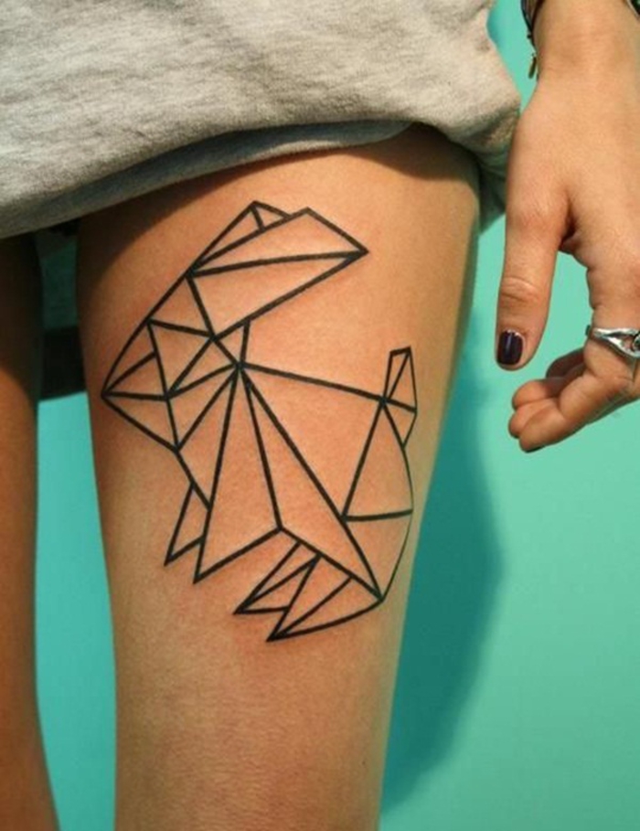 tatuaje en el muslo, tatuaje de pierna, conejito, triángulos, motivos de tatuajes para mujeres