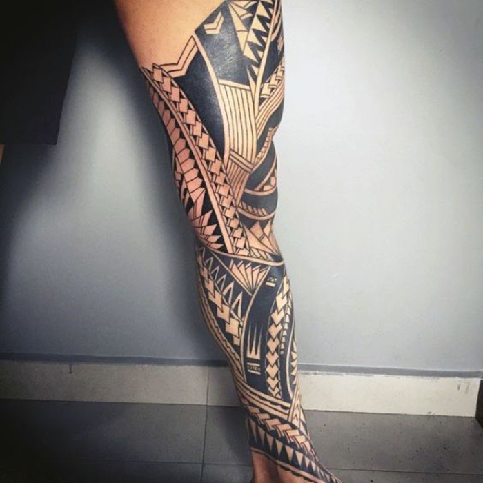 tatuaje de piernas, diseño tribal, motivos de tatuajes para hombres, motivos polinesios