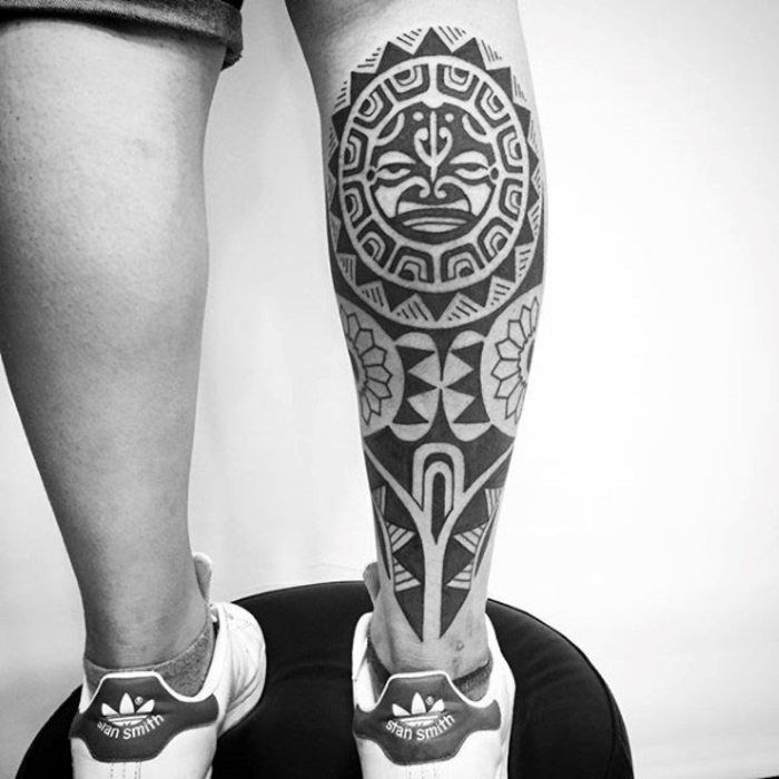 tatuaje en la pantorrilla, tatuaje de la pierna, diseño tribal, motivos del tatuaje hawaiano