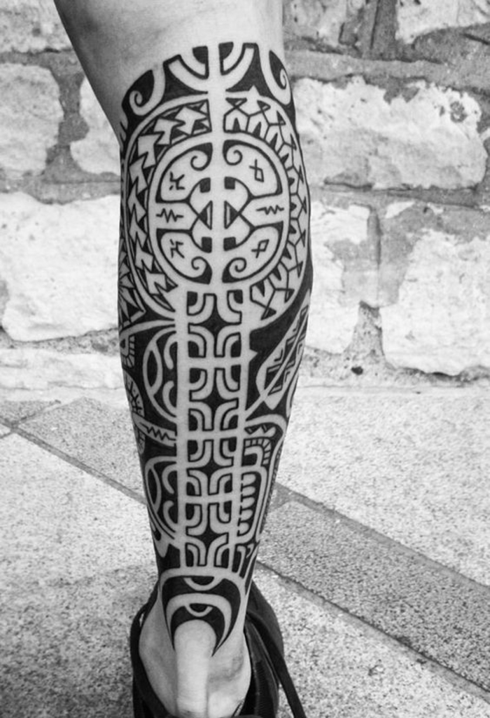 tatuaje en la pantorrilla, tatuaje de la pierna, motivos polinesios, diseño tribal