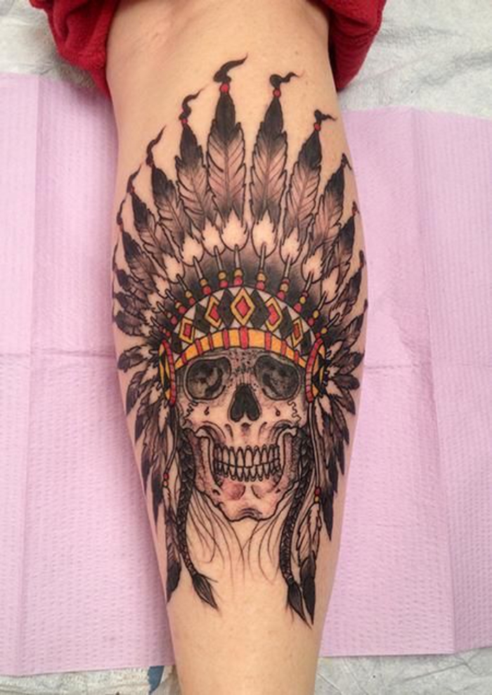 tatuaje en la pantorrilla, tatuaje de la pierna, cráneo, motivos indiander, ideas de tatuaje para hombres