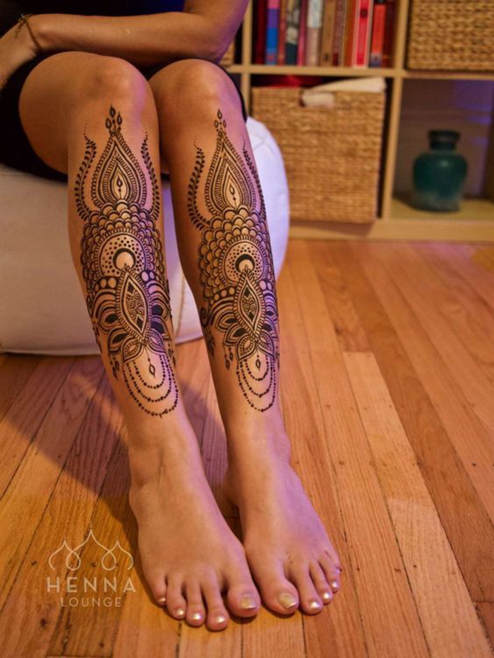 tatuaje de la pierna, henna, mandala, motivos del tatuaje femenino