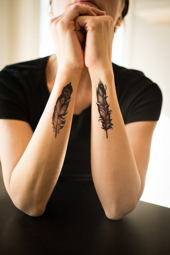 tatuointi kuvio ajatus höyhen deco on kaksi kättä musta t-paita nainen hienovarainen idea tatuointi