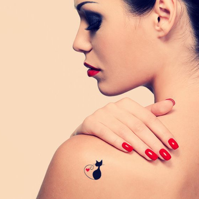 tatuointi kuvio pieni tatuointi kuva kissa musta väri sydämen koristelu elementti punainen huulet kynnet
