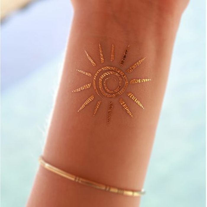 tatuointi kuvio kultainen aurinko kultainen rannekoru tatuointi, joka esittelee kesäideoita loma