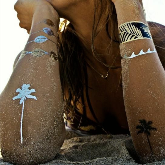 tatuointi kuvio rannekoru palmu lehtiä koristelu kehon ketju kultainen nainen aurinkoa rannalla