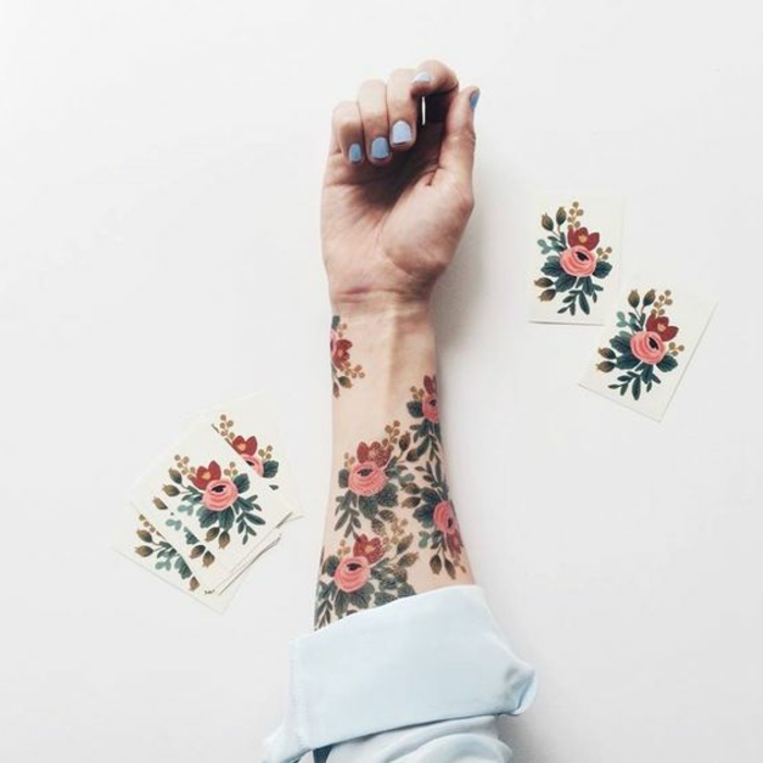 tatuointi kuvio värikäs kukat tatuointi itsensä tatuoinnit käsivarren värikäs ideoita keväällä