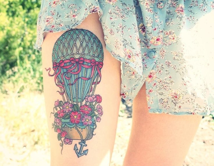 tatuaje en el muslo, globo, rosa y azul, motivos de tatuajes femeninos