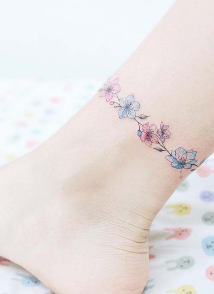 tatuaje en el tobillo, flores pequeñas, motivos de tatuajes femeninos, tatuaje de la pierna
