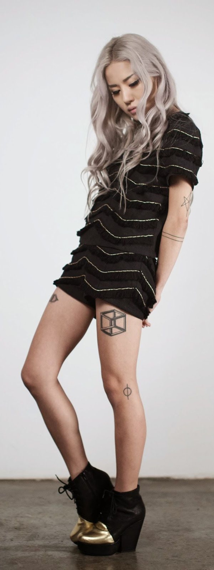 tatuajes en las piernas, tatuaje en el muslo, cubo, motivos de tatuajes femeninos