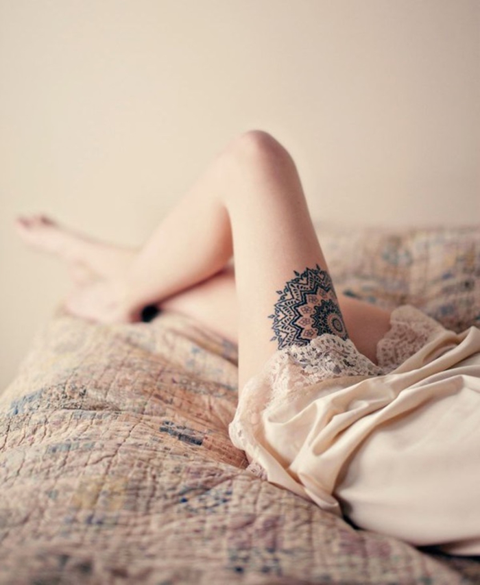 tatuaje en el muslo, mandala, motivos de tatuajes femeninos, tatuaje de la pierna
