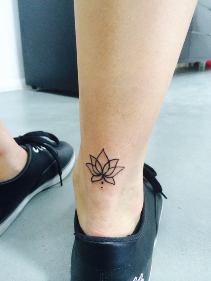 tatuaje en el tobillo, tatuaje de la pierna, lirio de agua, motivos del tatuaje femenino