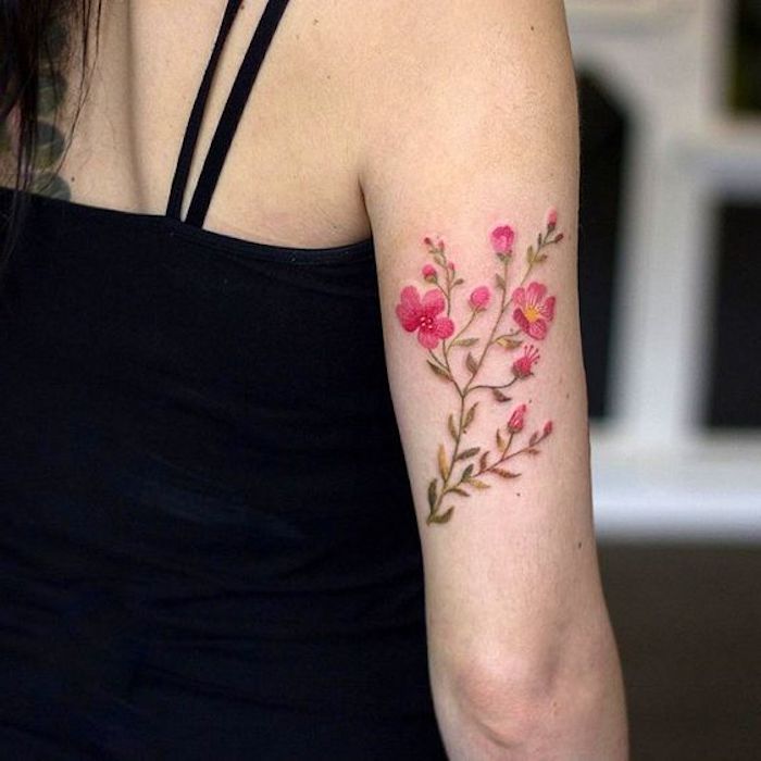 Kukka tatuointi, vaaleanpunaiset kukat vihreillä lehdillä, top hihnoilla