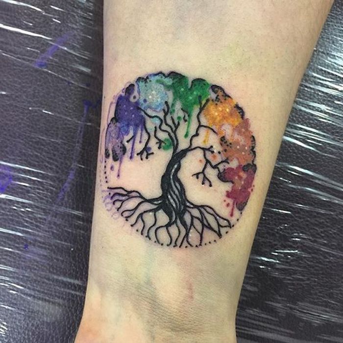 קעקוע צבעוני של עץ החיים בצבעים עליזים