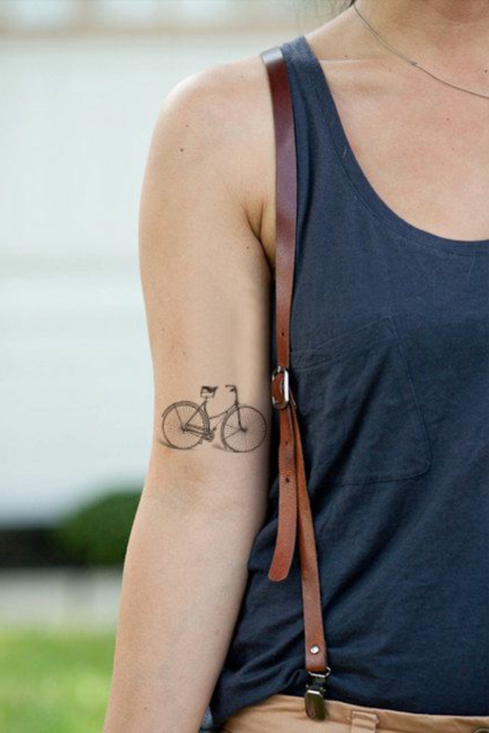 pieni tatuointi ideoita ratsastus polkupyörällä ja pyörän käsivarteen tatuointi tatuointi idea upokkaat nainen asu