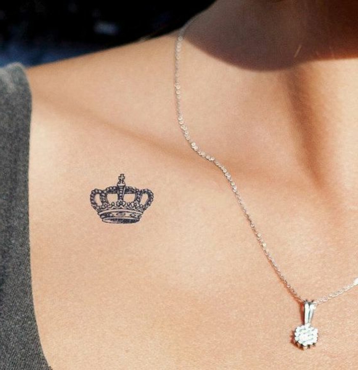 tatuointipohjainen pieni kruunu symboloi naisen ketjun vahvuutta ja suurta rakkautta riipuksella