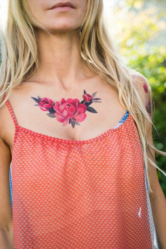 predložak tetovaža lijepa žena s plavu kosu i svijetle tonove kože nose šarene tetovaže ciklamen cvijet