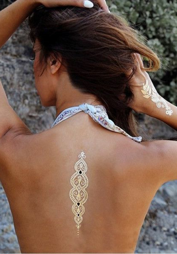 tatuoinnit naiset kultaiset värit tatuoinnit takana ja käsin koristelu rungon kaulaketjun rannalle
