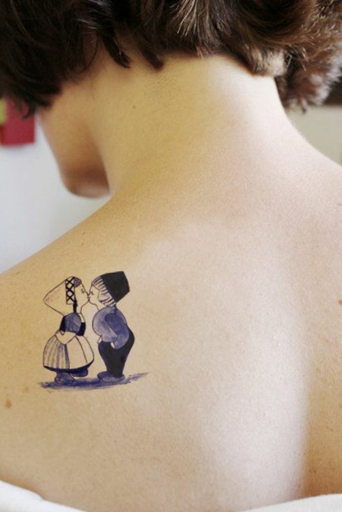 tatuoinnit nainen romanttinen pieni tatuointi ideoita tyttö ja poika suudella toisiaan retro tyyli tatuointi huomaamaton