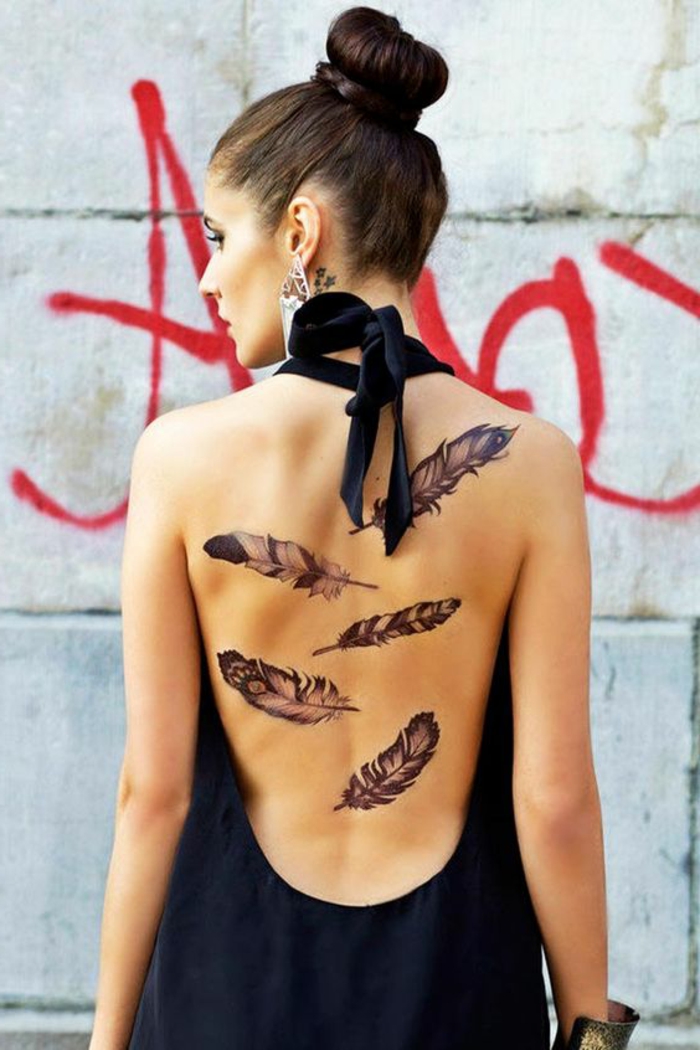 pieni tatuointi ideoita paljain takaisin koristeltu höyhenet tatuoinnit fancy tatuointi idea nainen punos kampaus