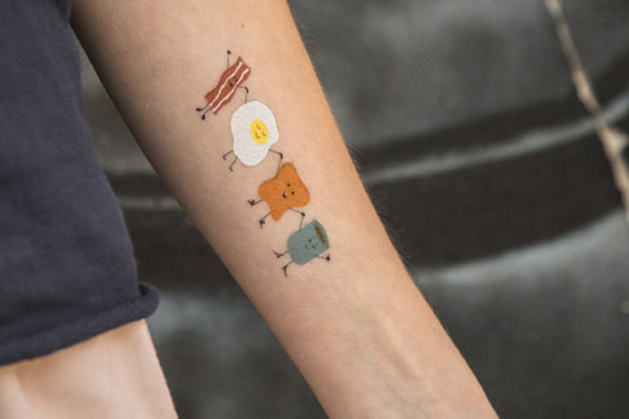 tatuointi malli värikäs tatuointi näyttää mitä haluat parasta aamiaista paistettuja munia leipää kahvia lihaa