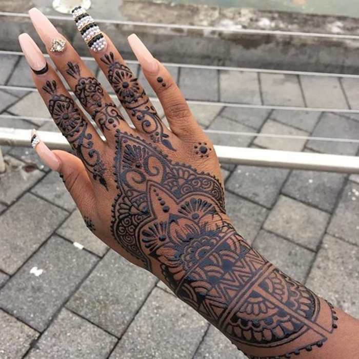 Tattoo Template Henna tatuointi on parhaiten täydennetty suurilla manikyyreillä täydellisellä käsikynsien suunnittelulla