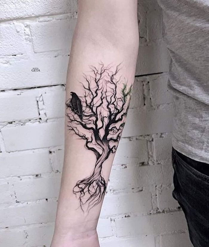 un árbol con raíces y ramas desnudas un pájaro negro - todo tatuaje negro