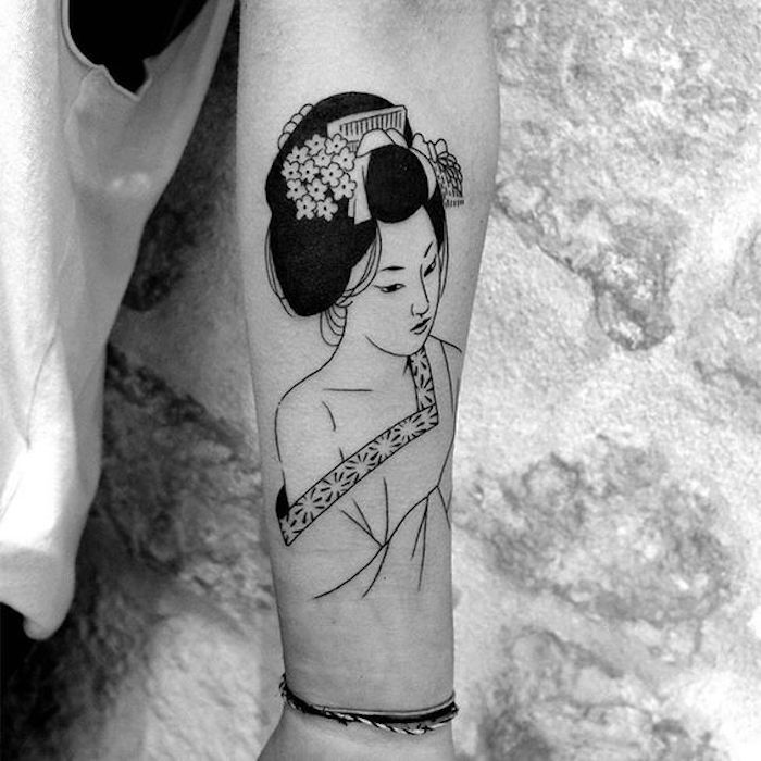 un bonito tatuaje de Japón con un hermoso peinado intrincado geisha - todo tatuaje negro