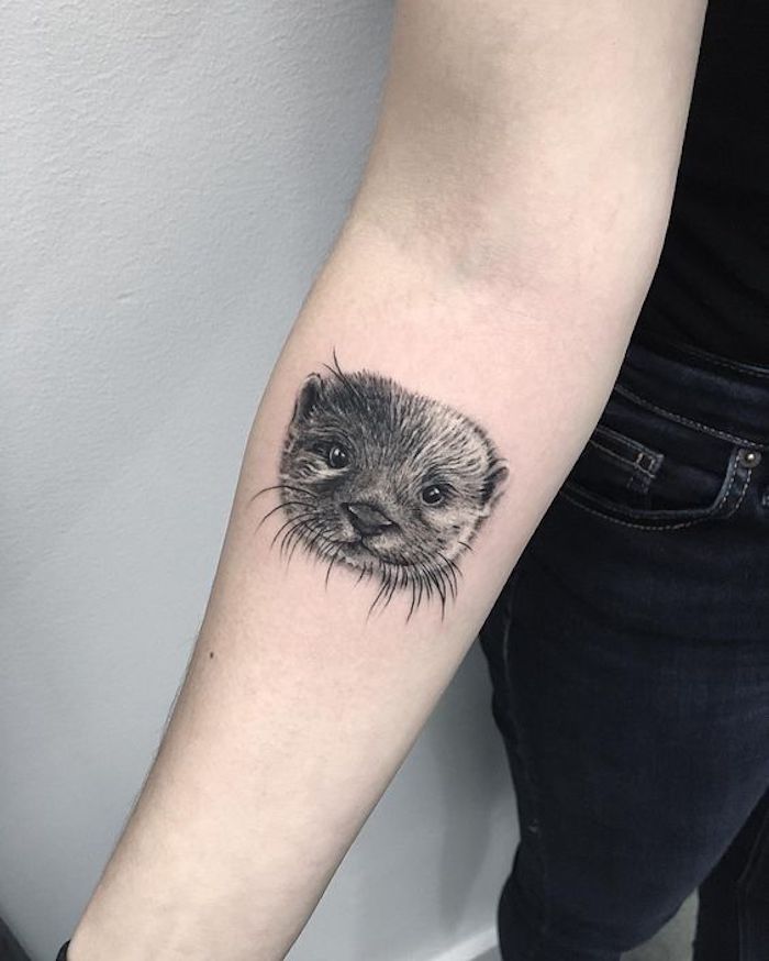 un tatuaje de cabeza de nutria realista todo tatuaje negro en la parte superior del brazo para aquellos a los que les gustan los animales