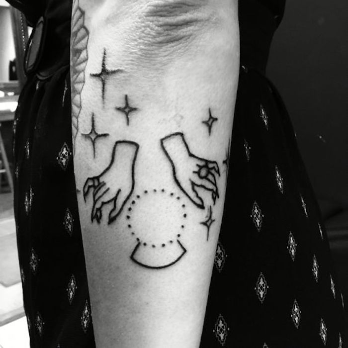 un accesorio vidente - dos manos y bola, tatuaje de estrella todo negro para mujer