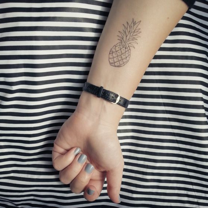tatuointi olkapää nainen ananas hienovarainen minitattoo rannekello nahka harmaa kynsien muotoilu kivillä