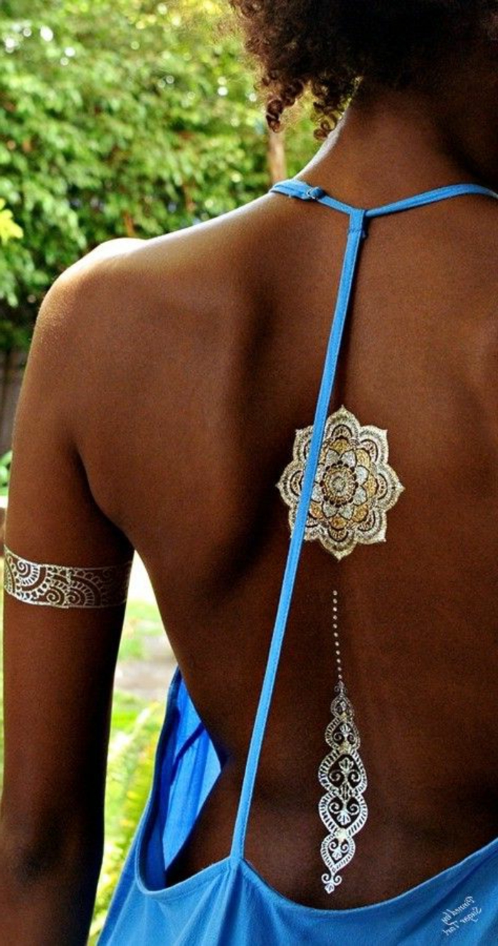 tetovaža ramena žena plava haljina lijepe tetovaže ideje na leđa narukvica srebrne zlatne kovrčave kose