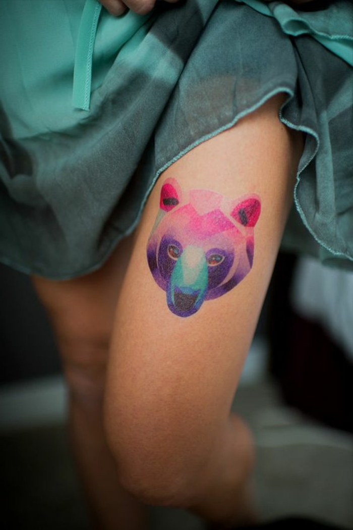epätavallinen tatuoinnit värikäs karhu reisiluun jalka vihreä mekko harmonia kanssa tatuointi