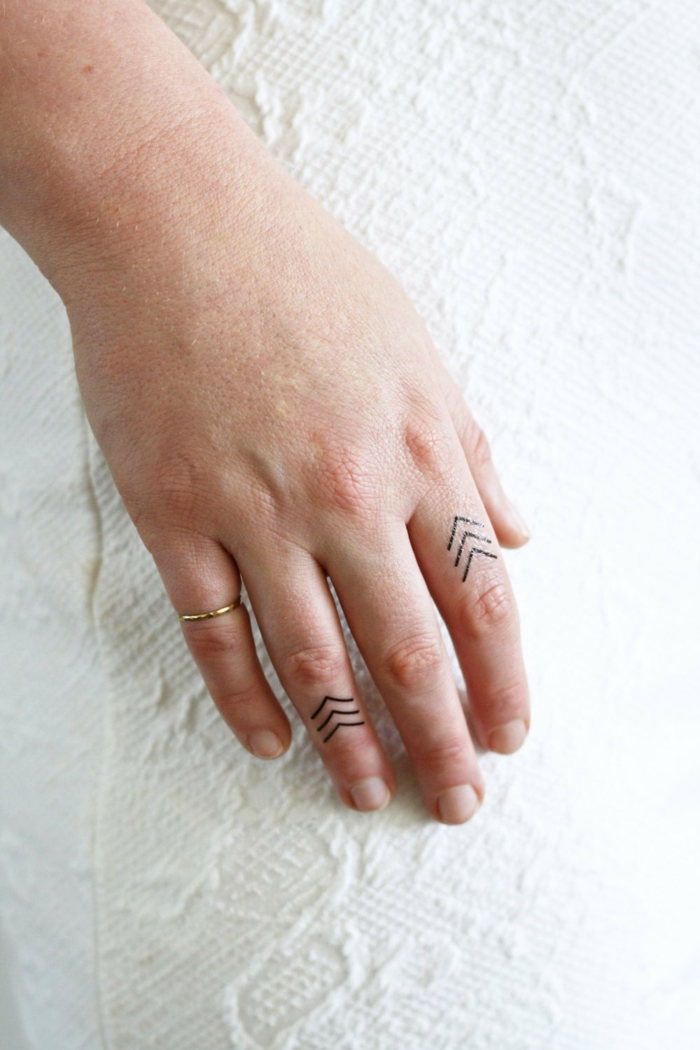hyvin yksinkertainen ja hienovarainen minitattoos sormien tatuointi rengas pikku sormi ideoita