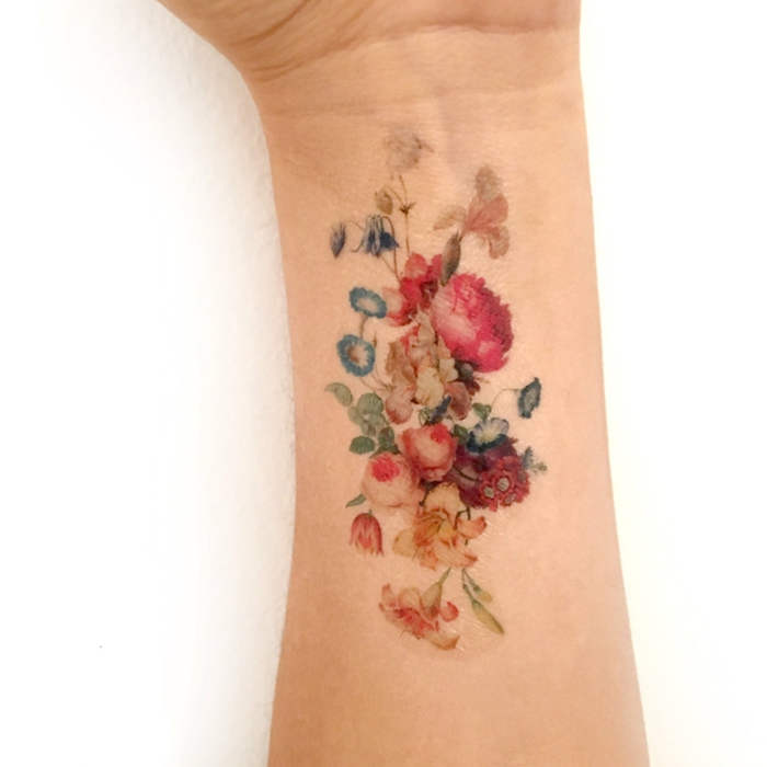 satunnaisia ​​tatuointeja värikkäitä kukkia käsin maalatut koristeet kehon nautintoa varten