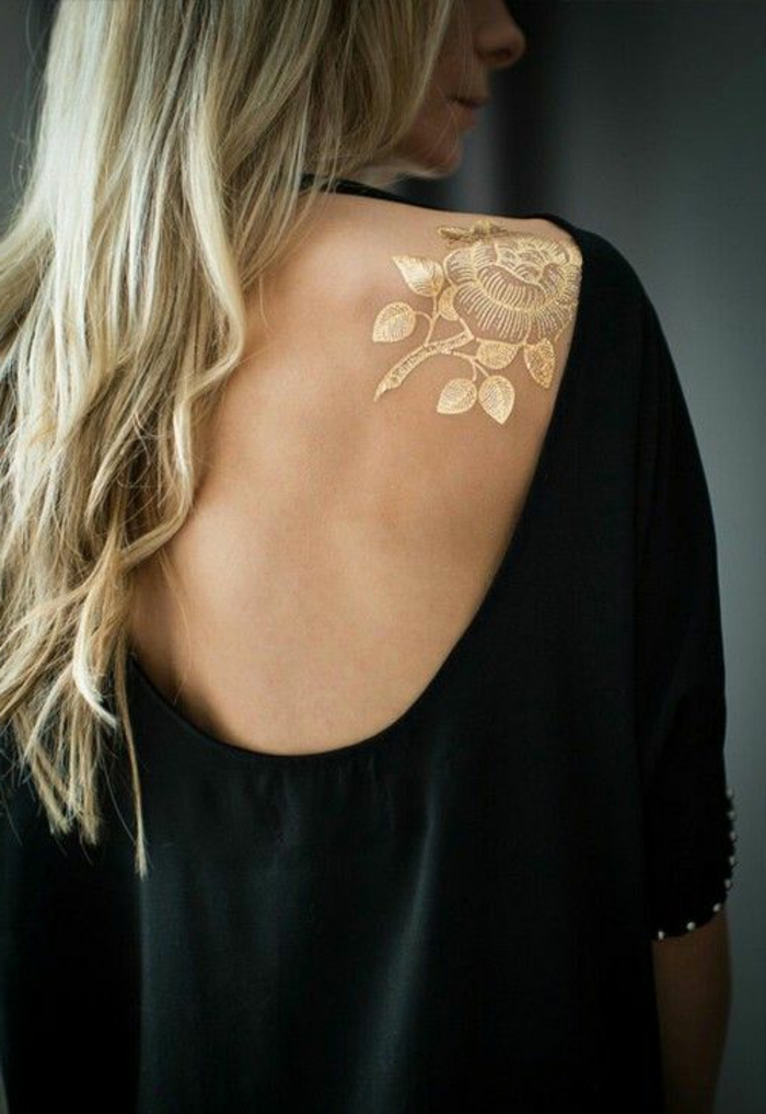 tetovaže žena zlatna tetovaža ruža s lišćem zlatna kosa plavu kosu ženu model foto slici