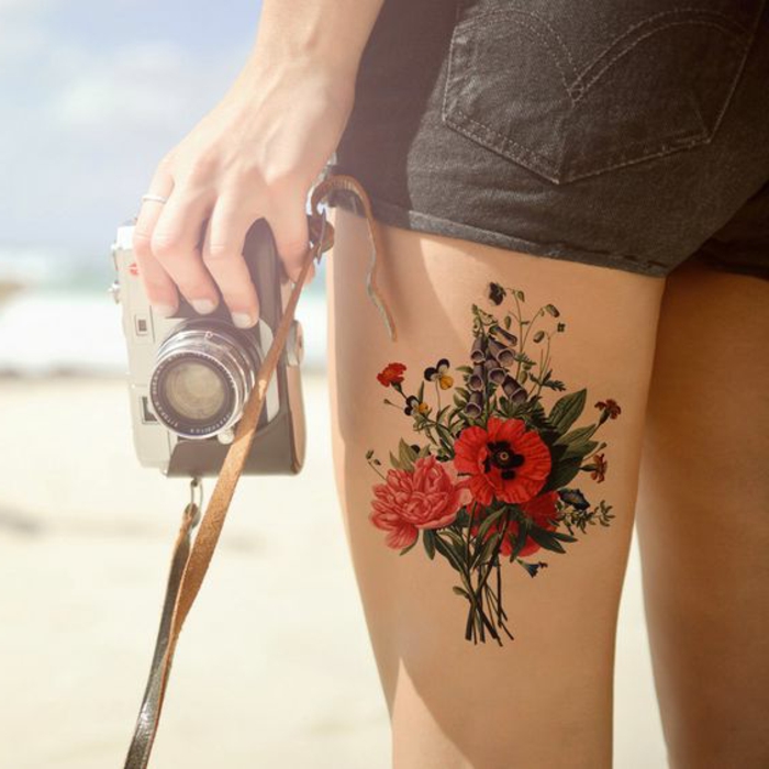 tatuoinnit nainen kamera shortsit shortsit kukat unikko kukkakimppu ranta meri tunne