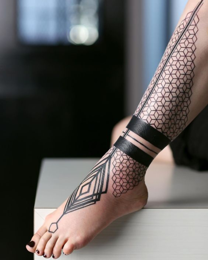 tatuajes de piernas, negros, motivos de tatuajes femeninos, ideas de tatuajes para mujeres