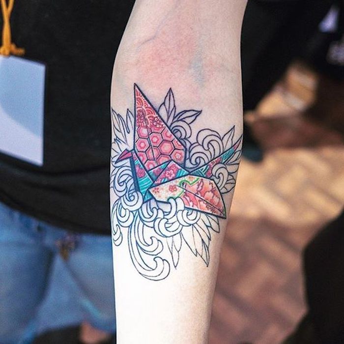 kaunis värikäs origami nosturin tatuointi kyynärpäähän