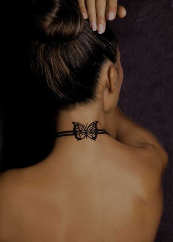 Tatuaje en el cuello, collar con mariposa, delicado motivo de tatuaje femenino