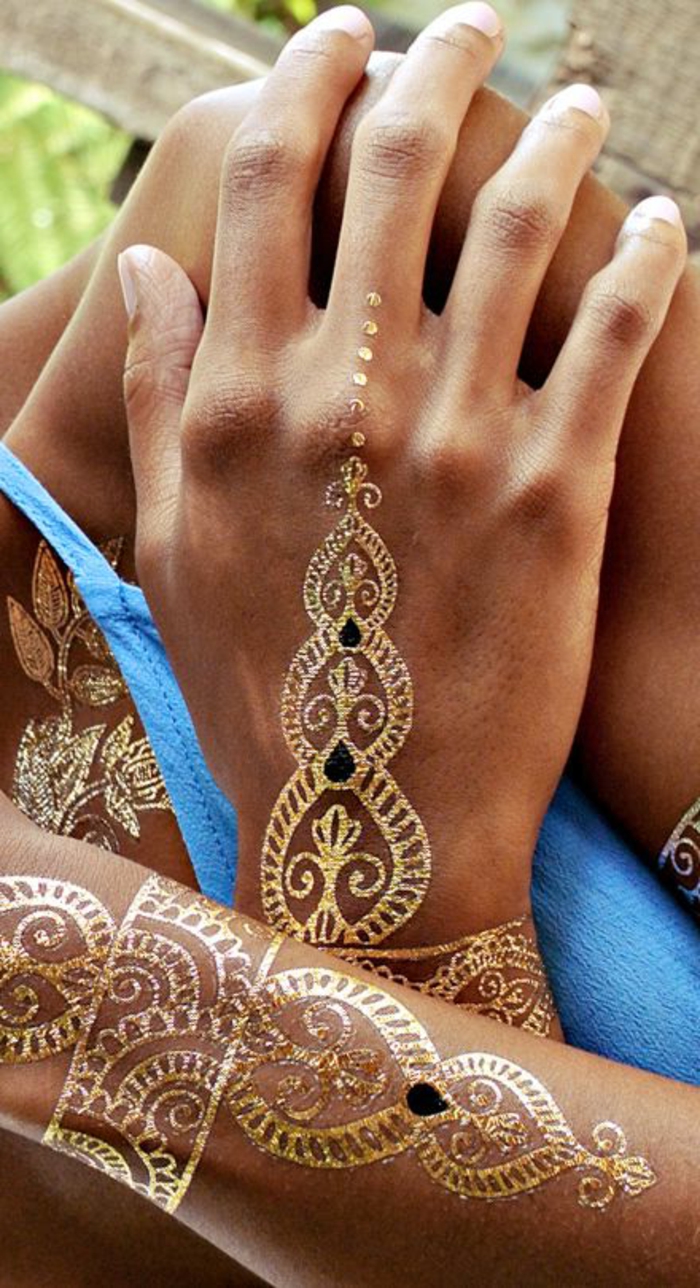 kauniit tatuoinnit kultaisella värillä käsin kiinni koristella käsi runko