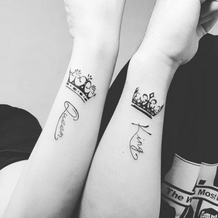 ideas de tatuaje para parejas, coronas, rey y reina, tatuajes de brazo