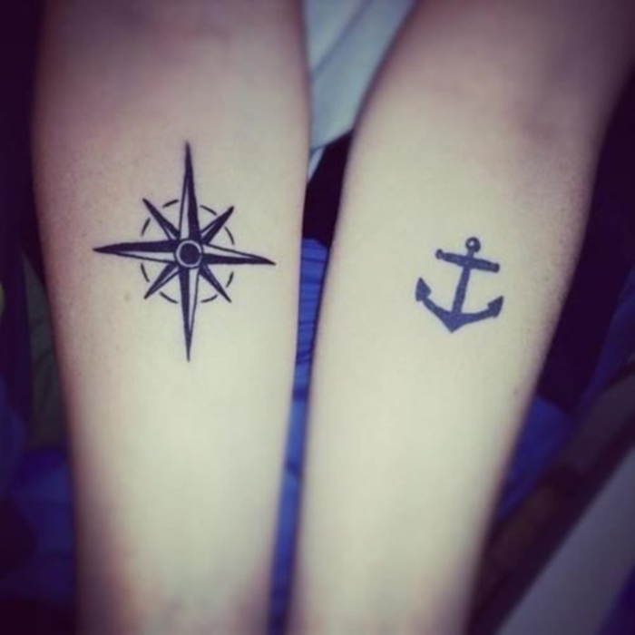 tatuaje para parejas que se complementan entre sí, brújula y ancla, tatuajes del brazo