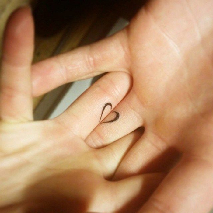tatuajes para parejas, tatuajes de dedos pequeños que se complementan entre sí, corazón