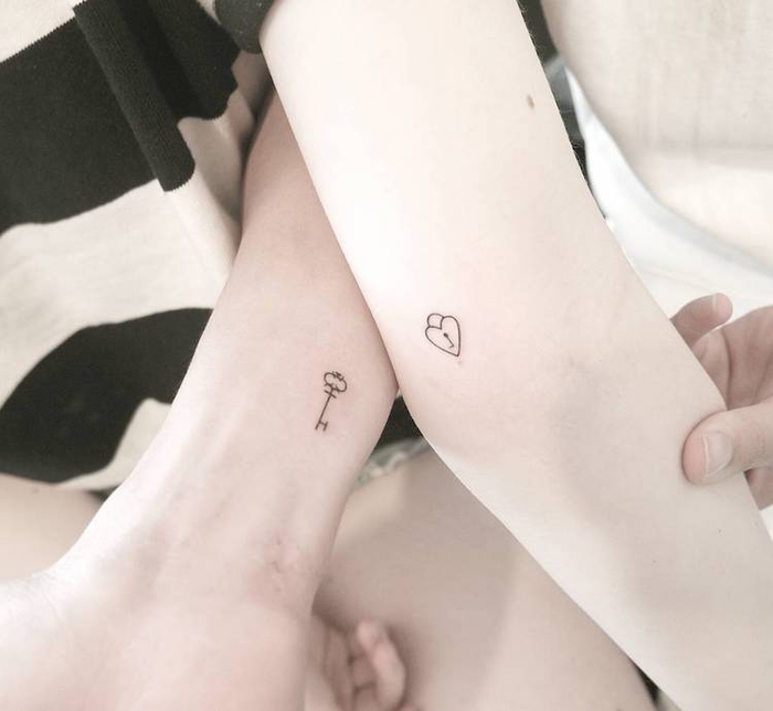 tatuajes para parejas, cerraduras y llaves, motivo de corazón, tatuajes de brazo pequeño